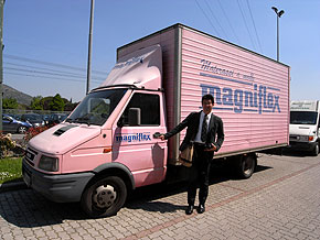 ピンクのトラック