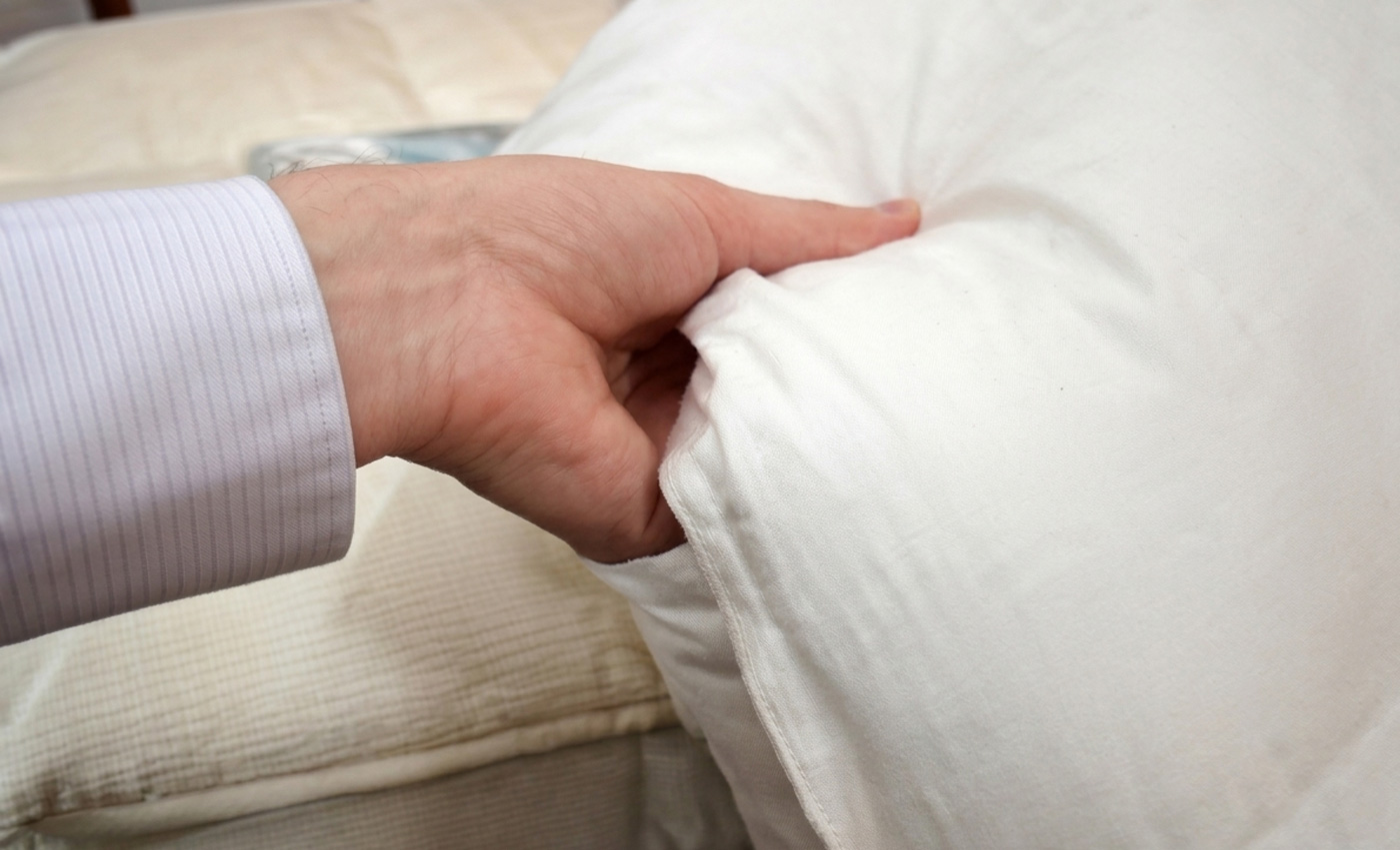 手で風合いを確認する