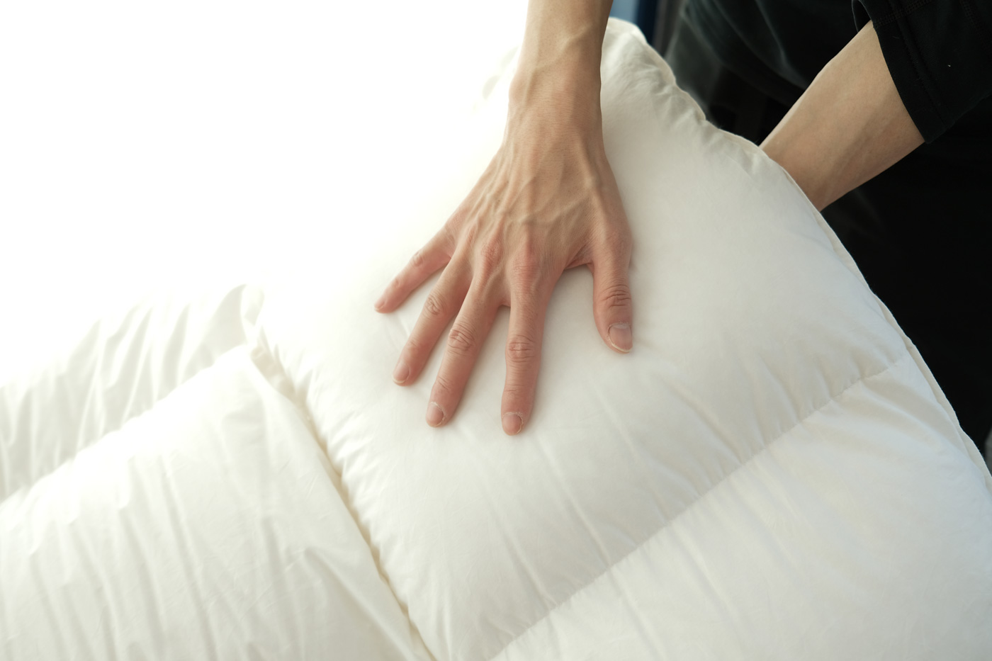 羽毛布団の復元速度を手で確認