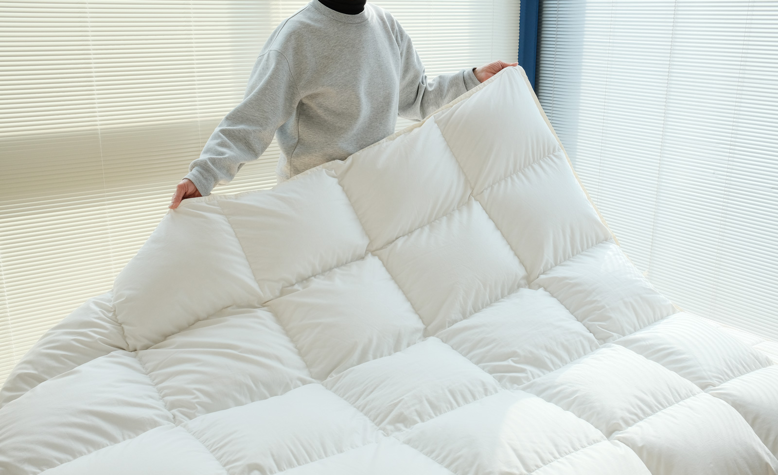 清潔な羽毛布団を広げている