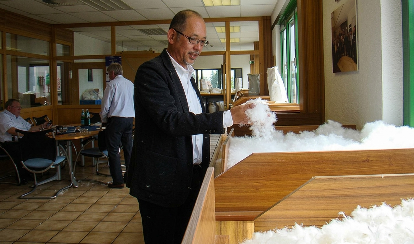 実際に羽毛を現地で確認する