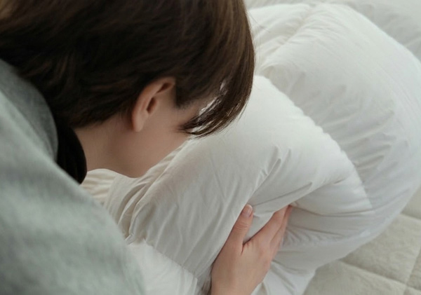 実際に羽毛布団を選ぶ時は触る